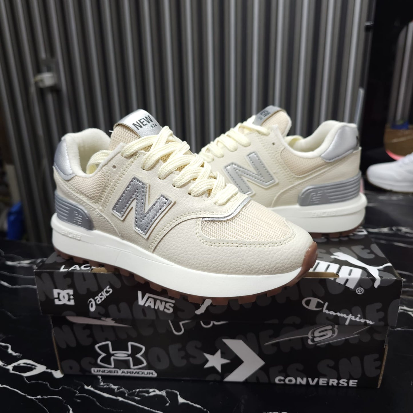 Tenis New Balance Replica AA Suela Alta New Colección Beige Plateado
