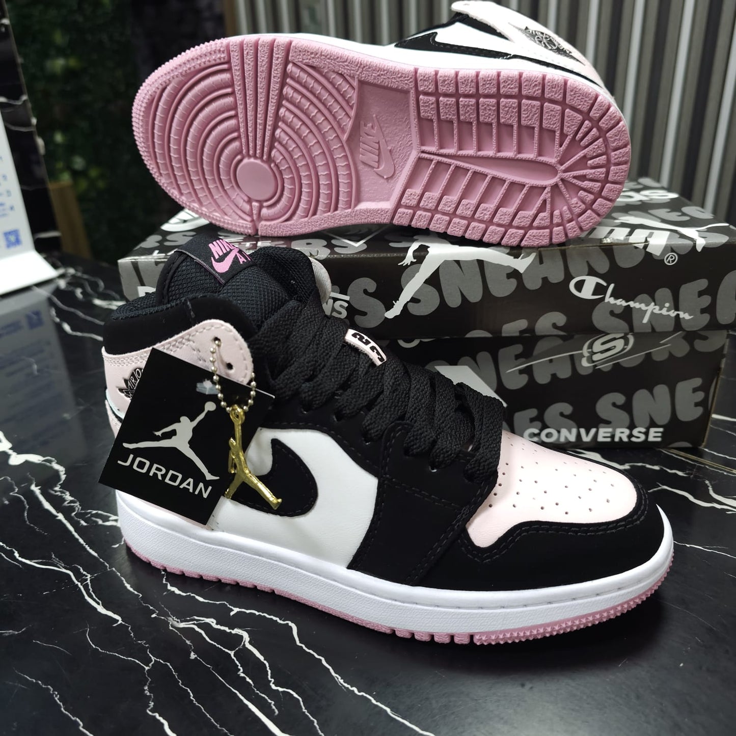 Tenis Nike Jordán Retro 1 Replica AAA Black Pink Coleccion