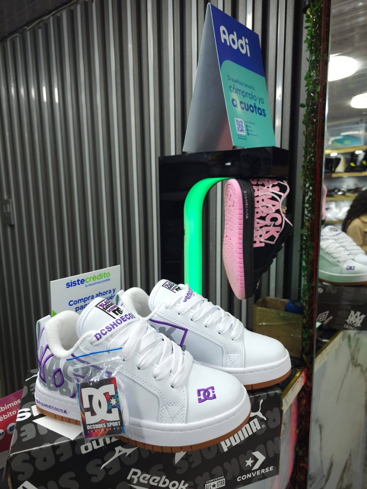 Tenis DC Shoes Court Graffic Replica AA Colors White Lila