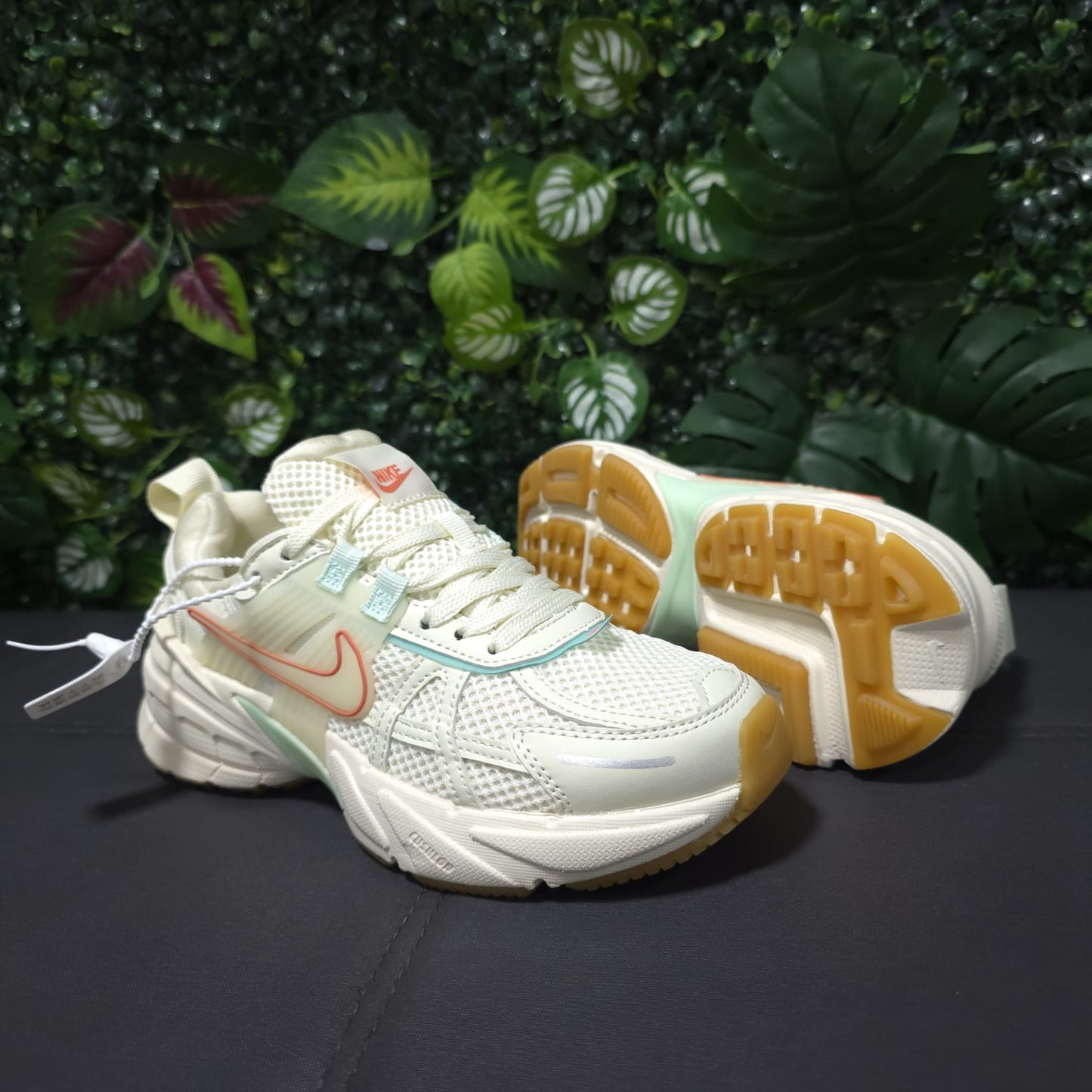 Tenis Nike Importados AAA V2K Run Vomero Beige